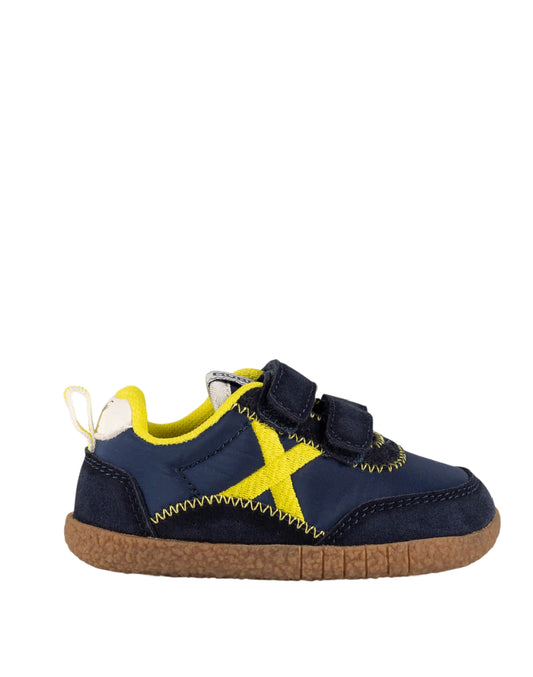 MUNICH BABY KODA W 28 - Sneakers sportive per bambini Barefoot di colore blu navy e giallo con doppia chiusura a strappo.